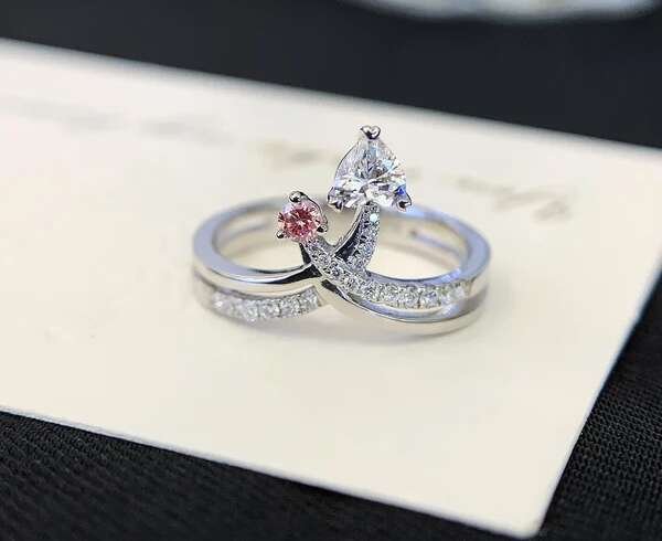 How Contrast Enhances the Beauty of Contemporary Rings
