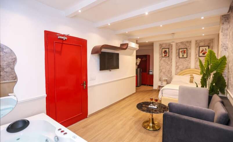 Luxury Accommodation in South Delhi: Where Elegant Stays Meet the Best Night Out in Hauz Khas