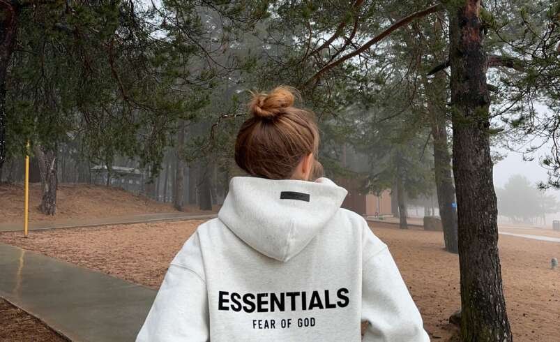 ¿Qué hace que la sudadera con capucha Essentials sea tan cómoda y elegante?